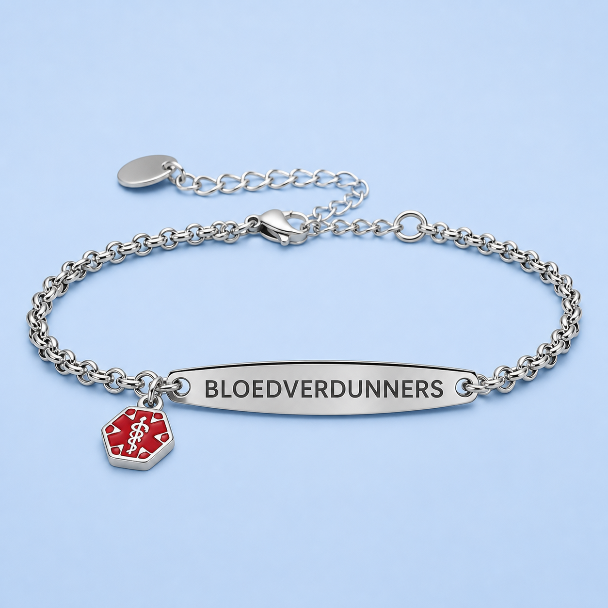 Zilveren Bloedverdunners-armband op een blauwe achtergrond