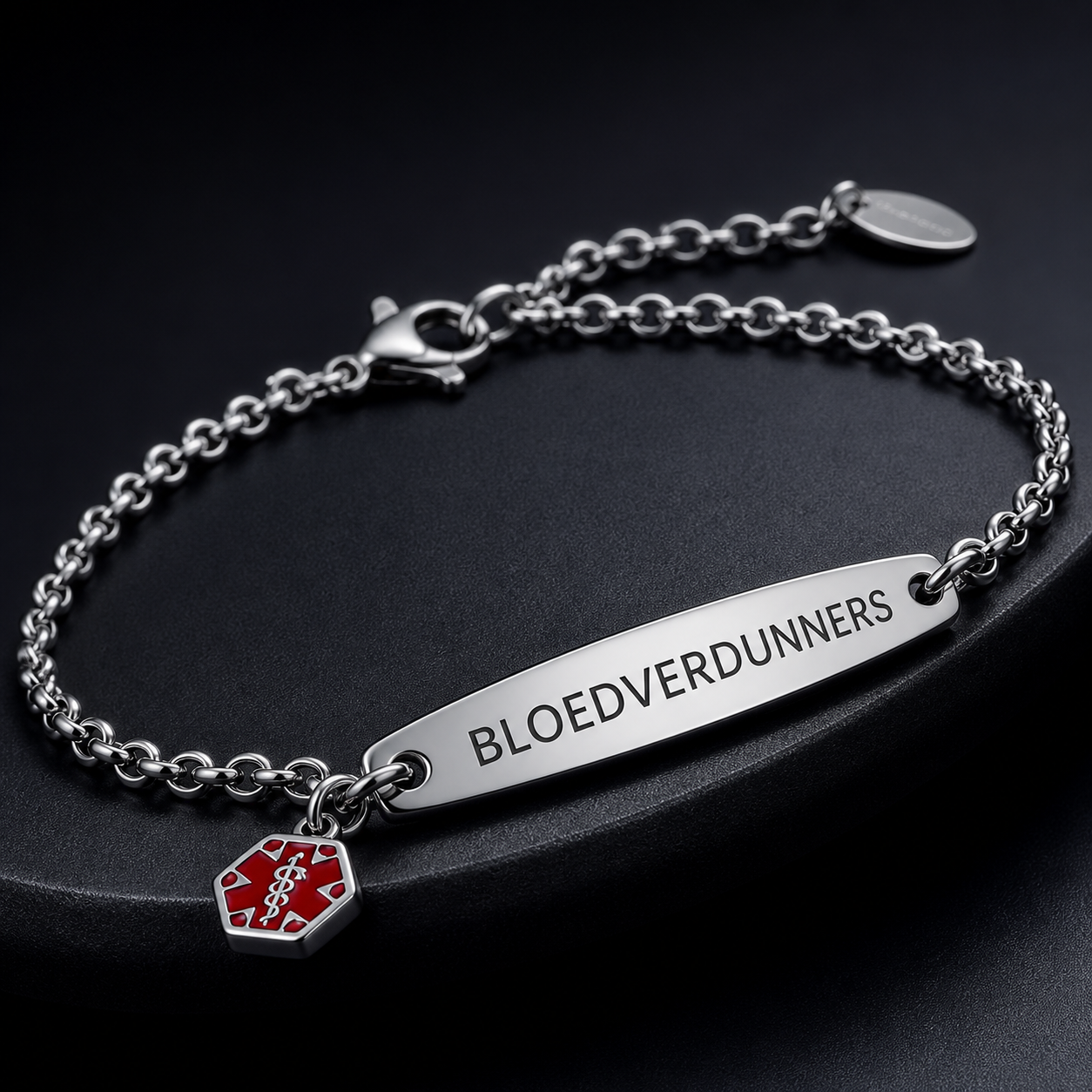 Close-up van de gravering Bloedverdunners en het rode medische symbool