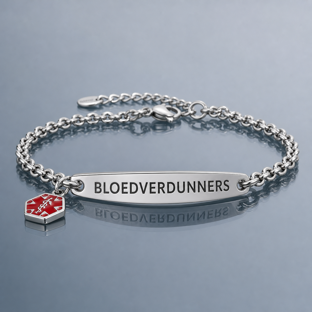 Vooraanzicht van de zilveren medische ID-armband